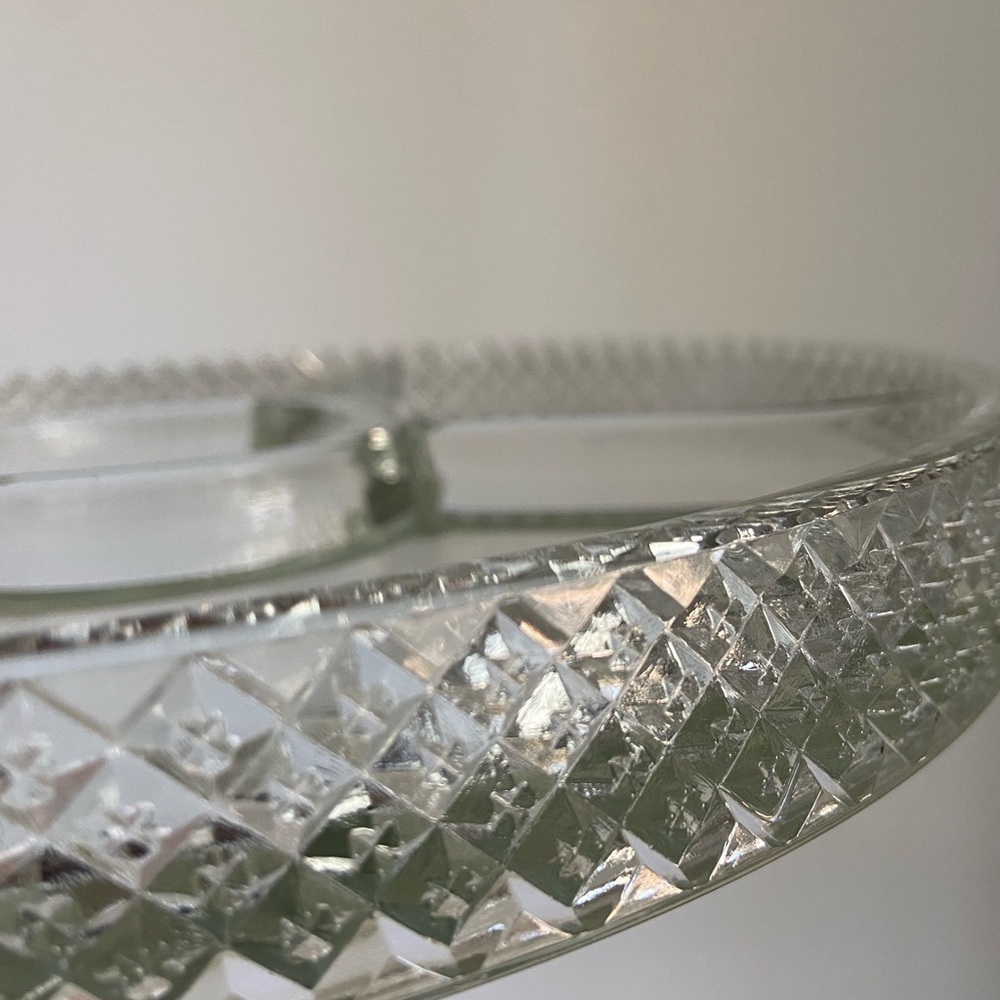 Diamond cut pattern edge glass divided serving tray - Picture 6 of 11
